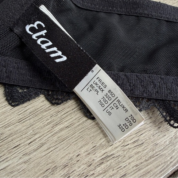 Etam black lace bra with adjustable straps and hook closure. - Picture 6 of 6